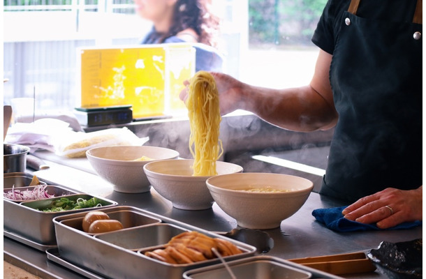 アメリカのラーメン屋で…「え？アメリカの電話番号がないと入店できない！？」困惑していると、まさかの展開に！