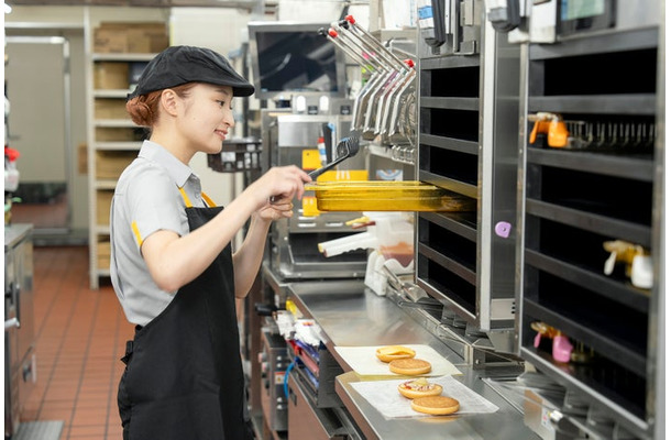 マクドナルドで働くクルー（提供写真）