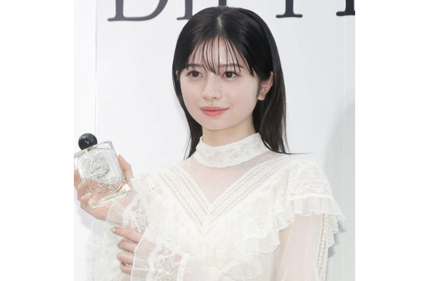 「大人っぽい！」桜田ひより、センター分けヘア×白シャツのスタイリッシュSHOTに反響「めちゃくちゃ似合っとる」