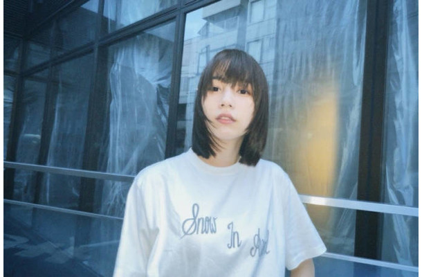 のん、白Tシャツ×デニムで爽やかに！透明感あふれるシンプルコーデの私服SHOT披露「今日は秋の風だ」