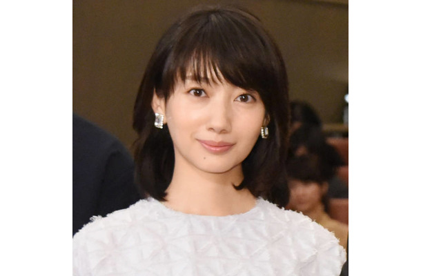 波瑠、秋の訪れを感じさせる上品コーデにファンうっとり「とっても素敵です」「可愛すぎる」