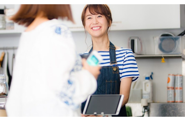 留学生と買い物へ。「プレゼントなので」と会計すると…→留学生が驚愕！？その理由に「海外では選択肢がなかった」「サービス精神」