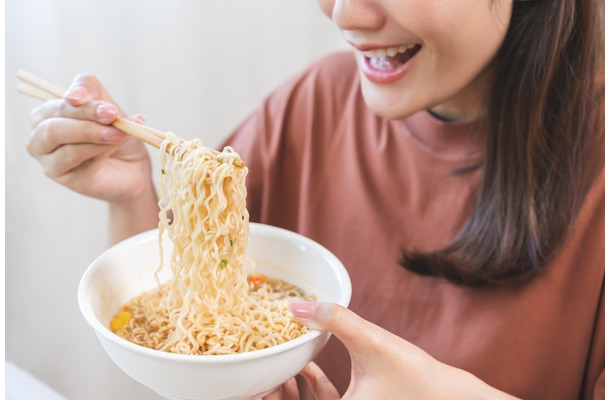 留学生とラーメン屋へ…。すると、食べ方に驚かれ！？「異なるんだなぁ」