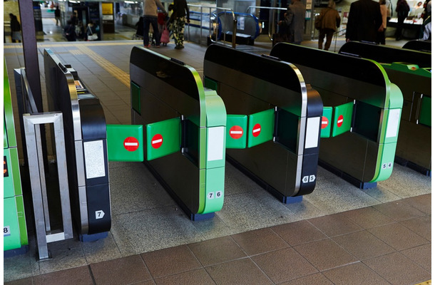 【改札で】手袋の片方を無くした乗客。駅員さんに話した瞬間⇒コンビニへと走った”ワケ”とは！？