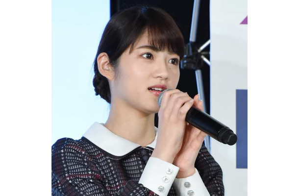 若月佑美、ほっそり美脚見せの秋服コーデSHOTに反響「可愛いさマシマシ」「お脚が素敵」