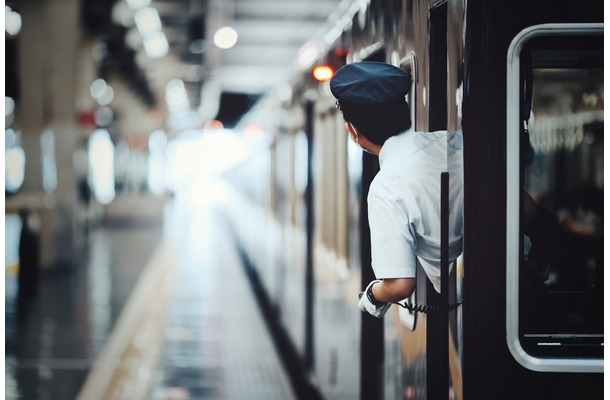 【アルバイト帰りの駅で】定期入れを落としてしまった…！すると駅員さんがダッシュ！？驚きの行動に「本当に感謝」