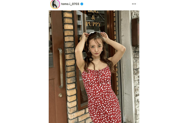 板野友美、美デコルテ披露の“赤な気分”SHOTに「サイコー」「とっても可愛い」と絶賛の声