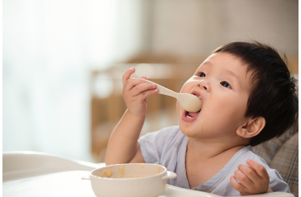 スプーンの練習中の1歳の息子「自分で食べたい！」すると、嫌な予感的中な状況とは一体！？