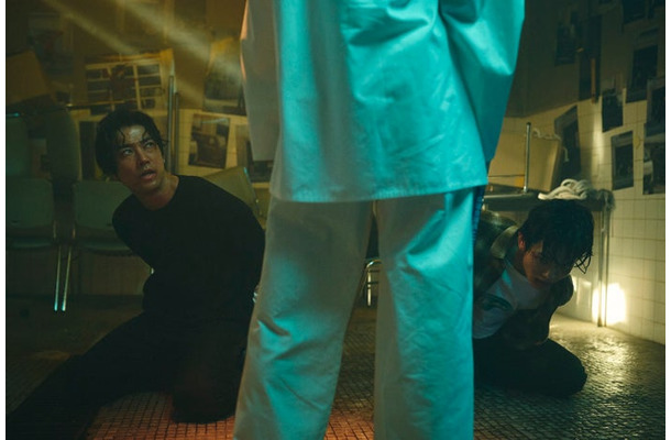 桐谷健太、影山拓也「Qrosの女」第6話（C）「Qrosの女」製作委員会