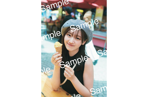 佐々木美玲「陽射しのパレード」封入ポストカード(C)撮影/熊木優(io)