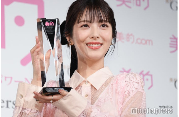 「ベストビューティウーマン」を受賞した浜辺美波（C）モデルプレス