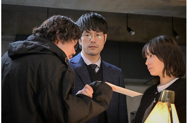 磯村勇斗、松山ケンイチ、広瀬すず「クジャクのダンス、誰が見た？」第2話（C）TBS