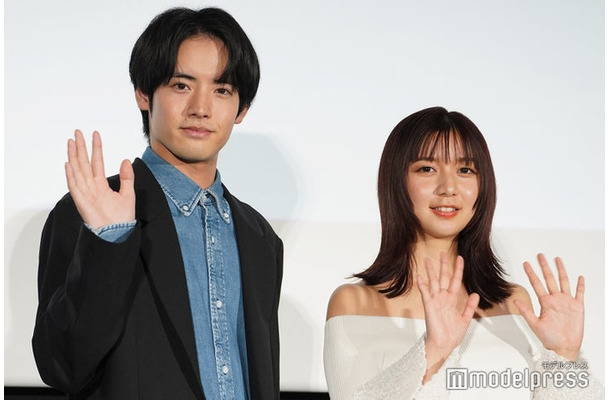 映画「366日」大ヒット御礼舞台挨拶に出席した赤楚衛二、上白石萌歌（C）モデルプレス