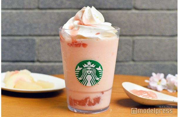 白桃と桜わらびもち フラペチーノ（C）モデルプレス