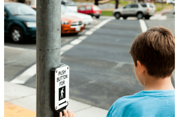 道路の危険性を教えたい親。子どもにも”分かる説明”した結果⇒自分から確認するように！？