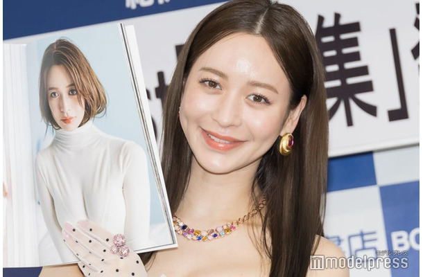 1st写真集「jealousy」発売記念会見に登壇した野崎萌香（C）モデルプレス