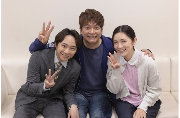 須賀健太、香取慎吾、星野真里「日本一の最低男 ※私の家族はニセモノだった」（C）フジテレビ