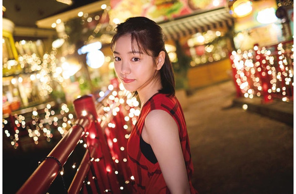 當真あみ1st写真集「Ami」封入特典ポストカード/撮影:屋山和樹