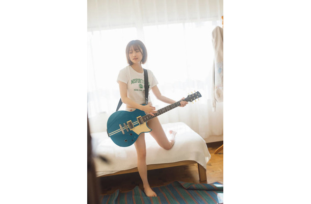 声優・夏吉ゆうこ、短めTシャツ姿＆ほっそり美脚を大胆見せ！私物のギターをかき鳴らす自然体SHOT披露