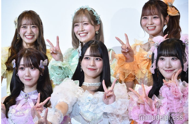 （後列）瀧脇笙古、諸橋沙夏、大場花菜（前列）大谷映美里、佐々木舞香、齋藤樹愛羅（C）モデルプレス