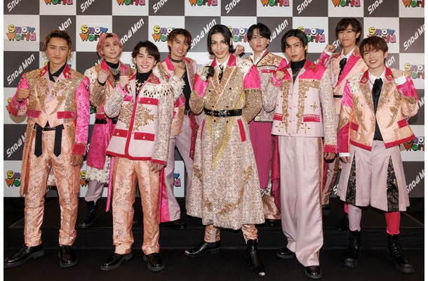 囲み取材に応じたSnow Man（前列左から）岩本照、渡辺翔太、ラウール、目黒蓮、深澤辰哉（後列左から）佐久間大介、向井康二、宮舘涼太、阿部亮平（提供写真）