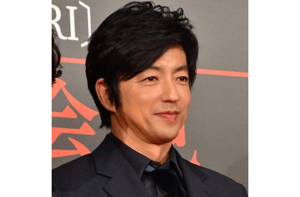 「大人の色気」大沢たかお、胸元チラリの白ジャケットコーデにファンうっとり「最高にカッコイイ」「眼福」
