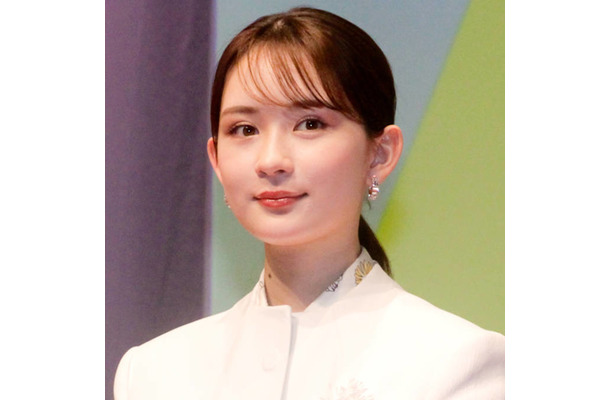 畑芽育、“笑いの絶えない現場”ドラマ『天久鷹央の推理カルテ』オフSHOTに反響「天使」「可愛すぎてやばい」