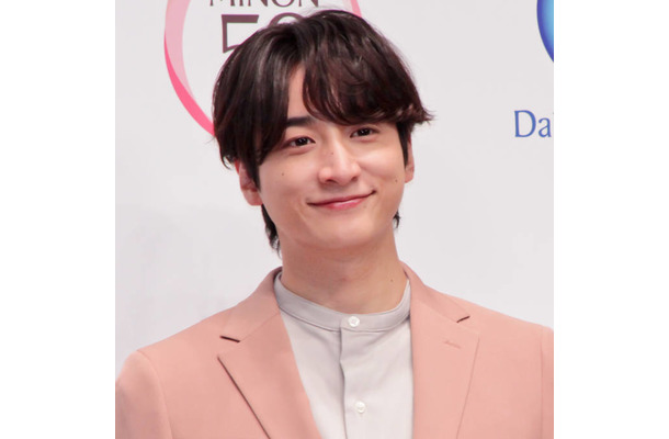 小関裕太、海軍制服姿の『めおと日和』オフSHOTに反響「爽やか」「カッコ良すぎる」