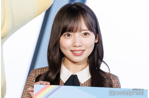 ロングヘアの齊藤京子（C）モデルプレス
