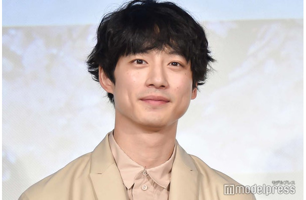 黒髪の坂口健太郎（C）モデルプレス