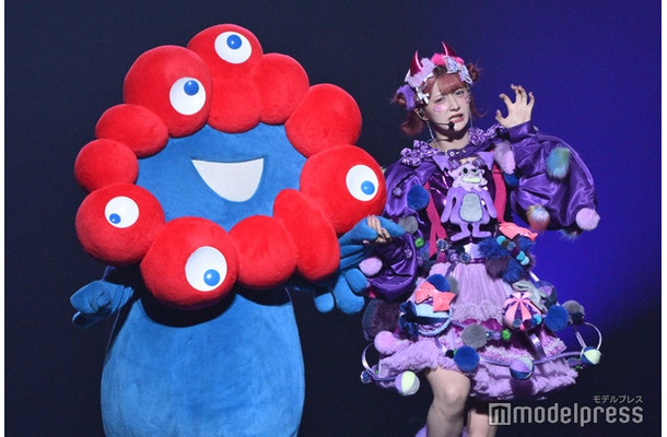 ミャクミャク、しなこ（C）モデルプレス
