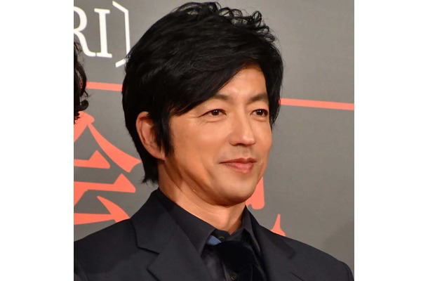 大沢たかお、オフィスワーク風の微笑みSHOTにファンうっとり「横顔が美しすぎ」「素敵︎です」