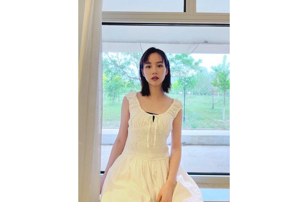 のん、美デコルテ全開の白ワンピ姿にファン悶絶「こんな彼女が欲しい」「素敵な私服」