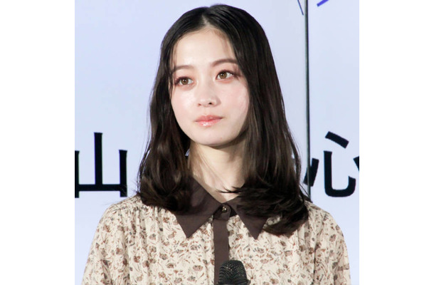 橋本環奈、真剣な眼差しの『天久鷹央の推理カルテ』オフSHOTに「凛々しくて可愛い」「どの角度も最高」の声
