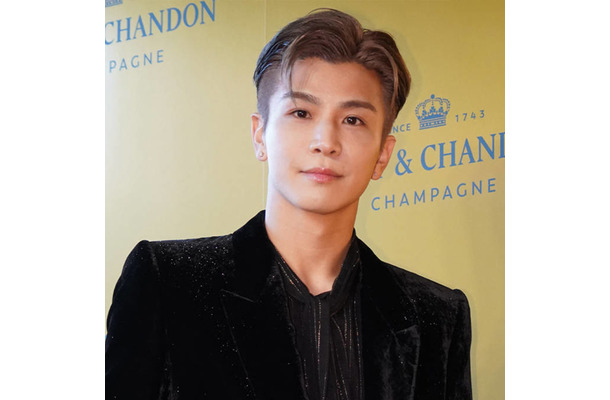 岩田剛典、金髪×派手柄シャツのNEWアー写にファン悶絶「チャラ感最高」「瞳に吸い込まれそう」
