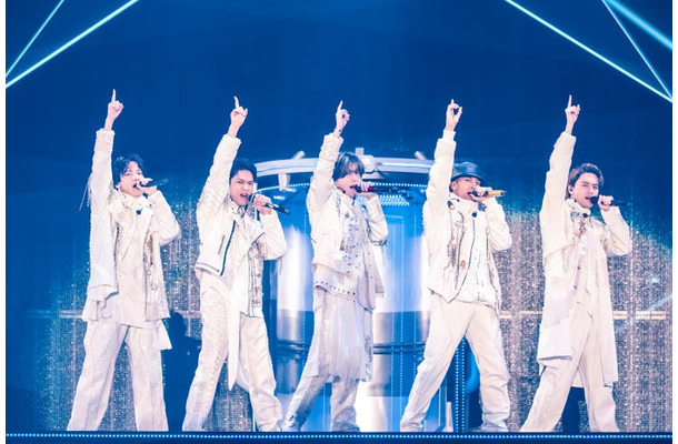 カプセルから登場したAぇ! group「Aぇ! group LIVE TOUR 2025 D.N.A」横浜アリーナ公演より／撮影：田中聖太郎（提供写真）