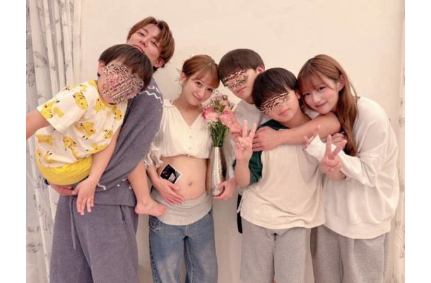第5子妊娠中の辻希美、ふっくらお腹を見せた家族集合SHOT公開「幸せ過ぎる母の日でした」