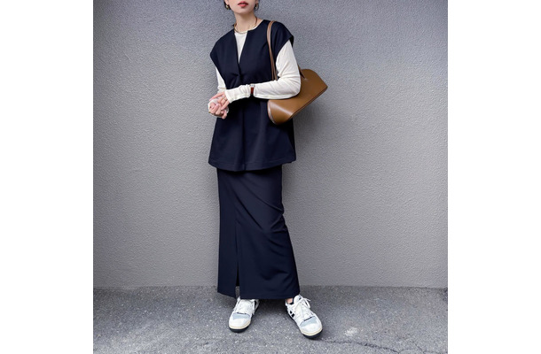 体のラインが出にくい！ダンボール素材ジレ×スカートのセットアップ風スタイル【40代の毎日コーデ】