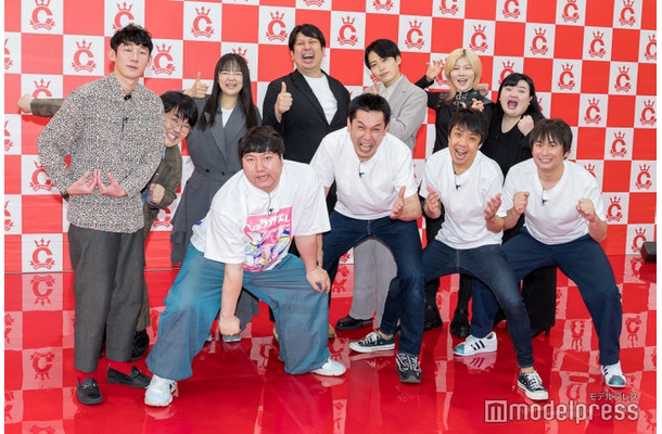 （後列左から）蛙亭（中野周平、イワクラ）、レインボー（ジャンボたかお、池田直人）、オダ ウエダ（小田結希、植田紫帆）／（前列左から）ロングコートダディ（堂前透、兎）、や団（ロングサイズ伊藤、本間キッド、中嶋享）（C）モデルプレス