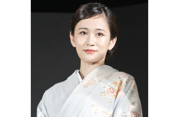 前田敦子、“幸せ空間”『人事の人見』共演者らとの笑顔オフSHOTに反響「いい現場ですね」「楽しそう」