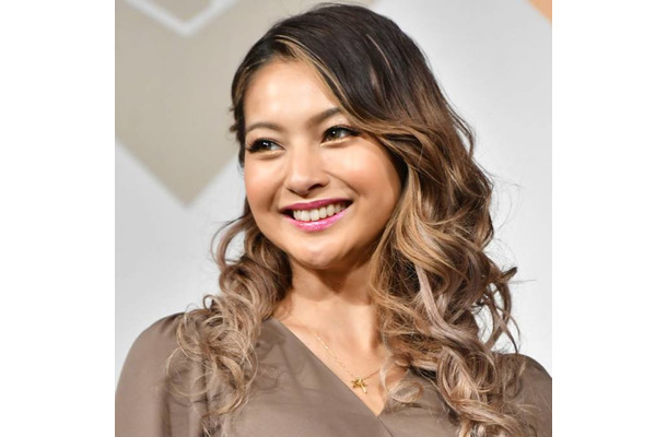 ゆきぽよ「この色大好き」“黒髪モード”に似合うお気に入りリップカラー