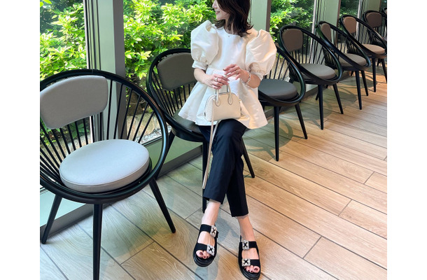 甘さときちんと感の絶妙バランス！パフスリーブ×黒パンツで好印象を狙って【40代の毎日コーデ】