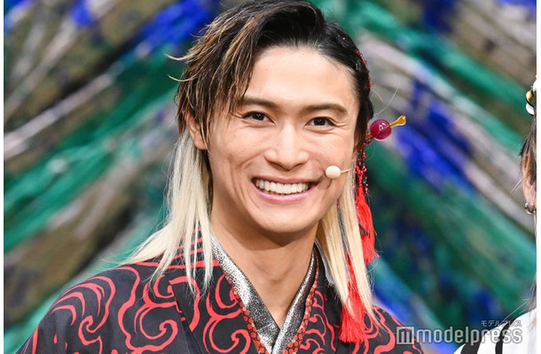 笑顔の橋本良亮（C）モデルプレス