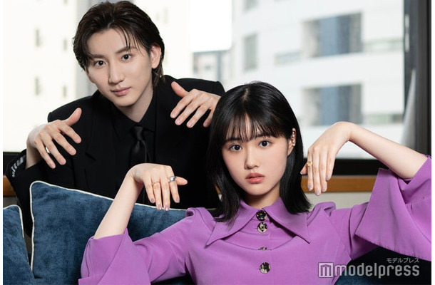 モデルプレスのインタビューに応じた京本大我、原菜乃華／霊のポーズをリクエストすると息ぴったりにポージングを決めてくれた2人（C）モデルプレス
