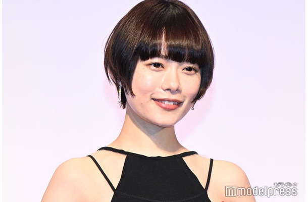 「第62回ギャラクシー贈賞式」に登壇した杉咲花（C）モデルプレス