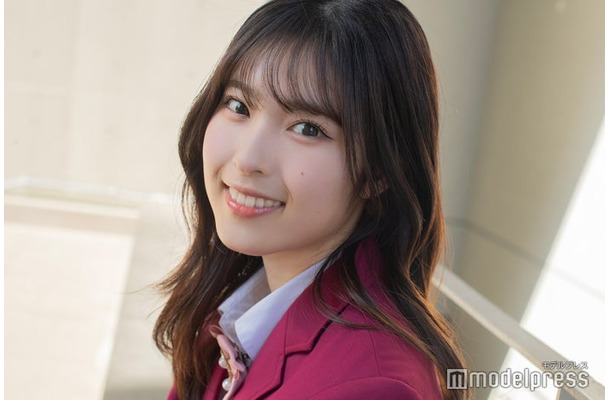 茶髪ロングの村谷はるな（C）モデルプレス