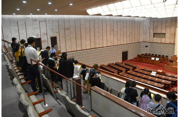 傍聴席から本会議場を見学