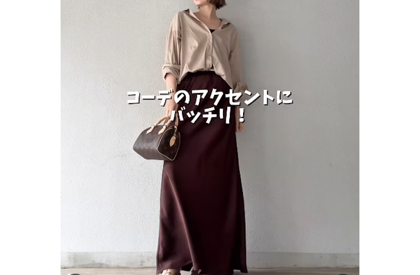 初夏のブラウンが新鮮！ツヤ素材で光を取り入れる洗練配色術【40代の毎日コーデ】