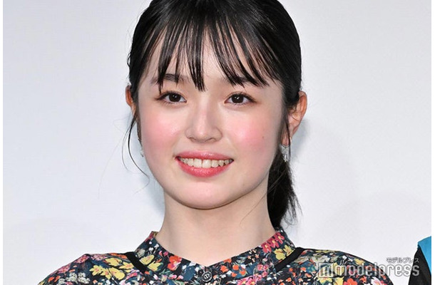ロングヘアの豊嶋花（C）モデルプレス