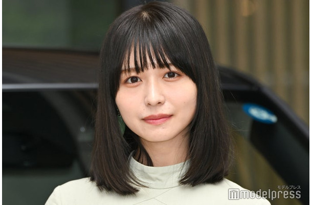 ストレートヘアの長濱ねる（C）モデルプレス